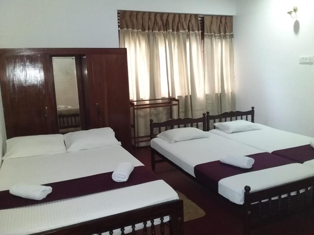 Lazy Bear Best Hostel In Канді Екстер'єр фото