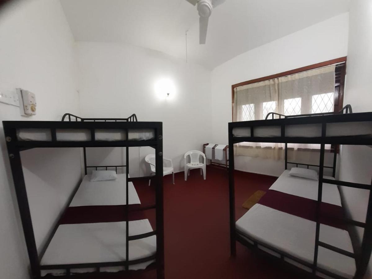 Lazy Bear Best Hostel In Канді Екстер'єр фото