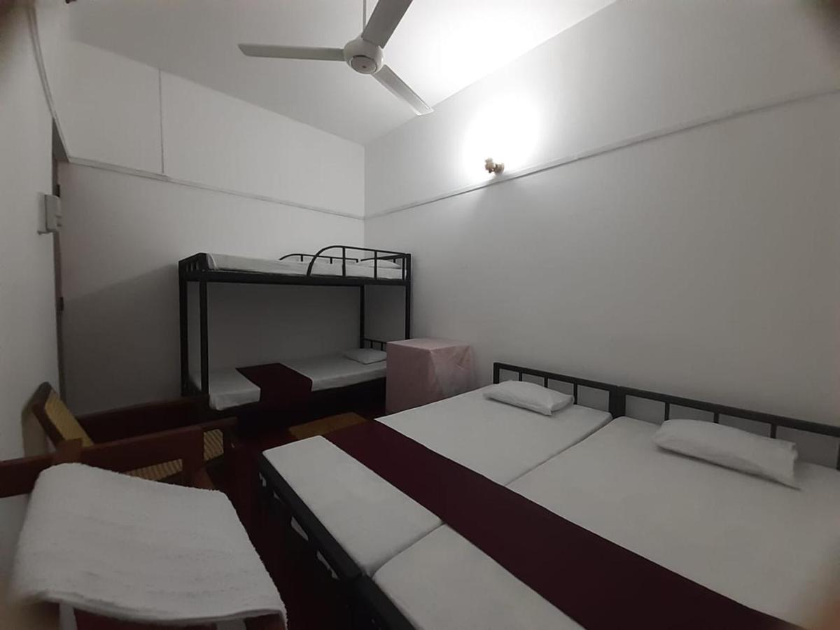 Lazy Bear Best Hostel In Канді Екстер'єр фото
