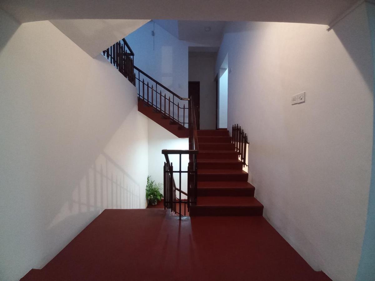 Lazy Bear Best Hostel In Канді Екстер'єр фото
